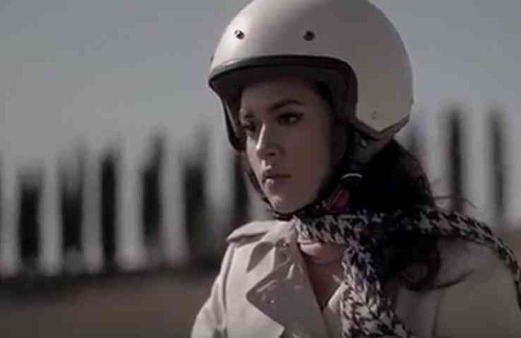 Sedang Galau, Raisa Keliling Desa Naik Vespa? Tambah Cantik!