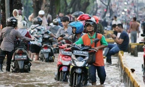 Teknik Supaya Tidak Mogok Saat Menerjang Banjir Dengan Motor Matic